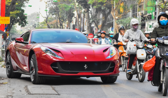 812 Superfast - Ngựa chiến 789 mã lực của Ferrari túc tắc trên đường phố Hà Nội