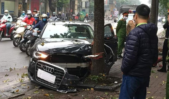 Hà Nội: Xế hộp Audi mất lái, đâm gãy trụ nước khiến nhiều người hốt hoảng