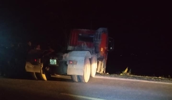 Hà Nội: Xe máy va chạm với ô tô đầu kéo, 3 người trong một gia đình tử vong thương tâm