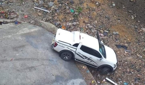 Quảng Trị: Va chạm với xe máy khiến 1 nữ giáo viên mầm non tử vong, xe bán tải lao xuống suối