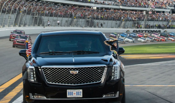 Limousine The Beast 2.0 của Tổng thống Mỹ Donald Trump chạy trên đường đua, trên đầu là máy bay Air Force One