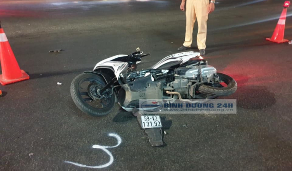 Bình Dương: Xe máy va chạm ô tô khách, gia đình 3 người thương vong