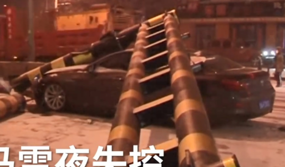 Người đàn ông lái xe BMW gặp nạn nhất quyết không chịu vào bệnh viện vì sợ lây dịch corona