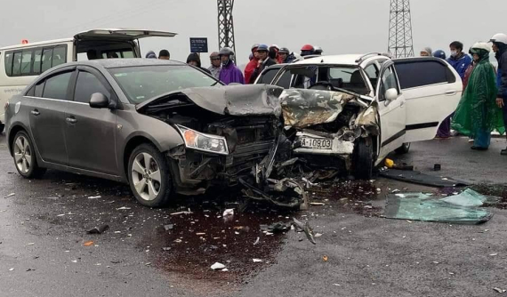 Thừa Thiên - Huế: Chevrolet Cruze chở 2 nhà sư va chạm với ô tô con, 6 người bị thương