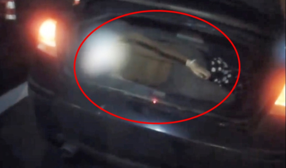 Giữa dịch corona, nam thanh niên giấu bạn gái trong cốp xe để mong "thông chốt" lực lượng chức năng