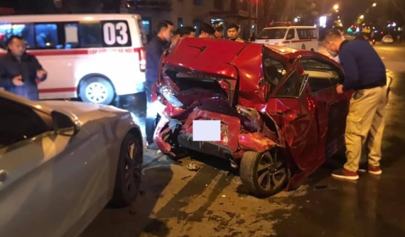 Video: Xe Mazda tông vào đuôi xe Kia Morning gây tai nạn liên hoàn tại Hà Nội