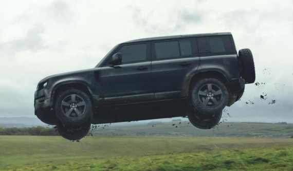 Chứng kiến Land Rover Defender 2020 "bay lượn như chim" trong phim 007 mới "No Time To Die"