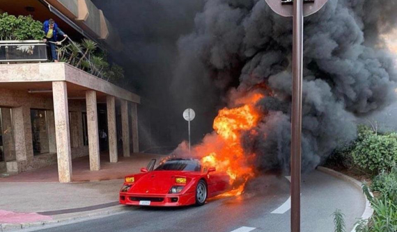 Ferrari F40 cháy ngùn ngụt tại "thiên đường siêu xe", người đàn ông cố dập lửa bằng vòi nước tưới cây