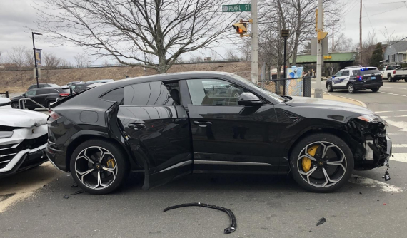 "Trẻ trâu" ăn trộm 2 chiếc siêu xe Lamborghini Urus của đại lý rồi tự tông vào nhau