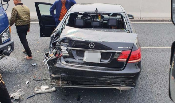 Va chạm với ô tô tải trên cao tốc Hà Nội - Hải Phòng, xe sang Mercedes-Benz E-Class biến dạng