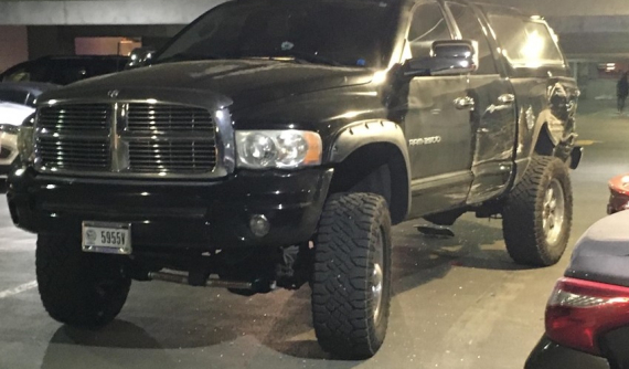 Ford Mustang kéo lê xe bán tải cỡ lớn Dodge Ram, làm hỏng 10 ô tô khác trong hầm đỗ xe