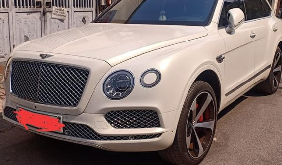 Bentley Bentayga V8 màu trắng xuất hiện trên phố Hà Nội, lý lịch của xe ít người biết đến