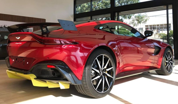 Aston Martin V8 Vantage màu đỏ độc nhất Việt Nam lên body kit phiên bản AMR cực hầm hố