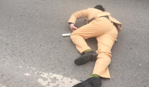 Video: Đôi nam nữ đi Yamaha Exciter "thông chốt" bất thành, tông trúng CSGT trên quốc lộ 32