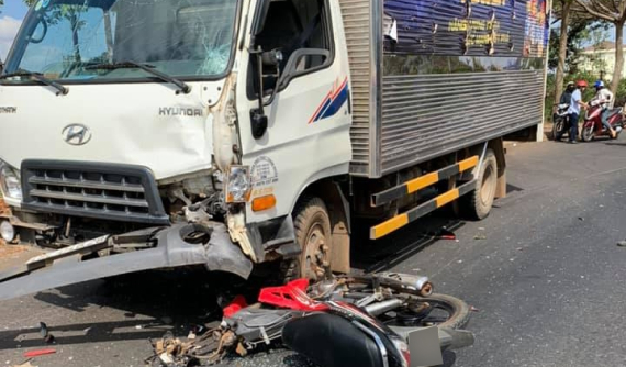 Đắk Mil: Nam thanh niên điều khiển xe máy nguy kịch sau tai nạn với xe tải