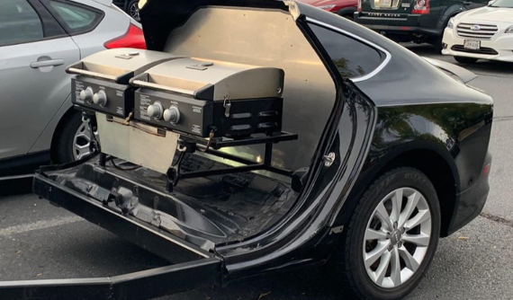 Hài hước cảnh xe sang Audi A7 biến thành "toa moóc nướng BBQ"