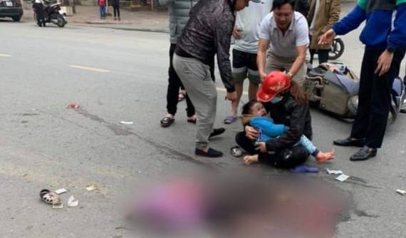 Video: Người phụ nữ sang đường thiếu quan sát khiến cháu bé bị xe ben cán tử vong tại Lào Cai