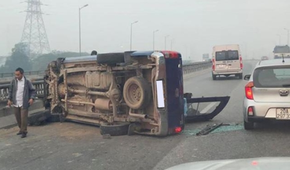 Hà Nội: Xe bán tải tông vào dải phân cách rồi lật nghiêng trên vành đai 3 gây tắc đường