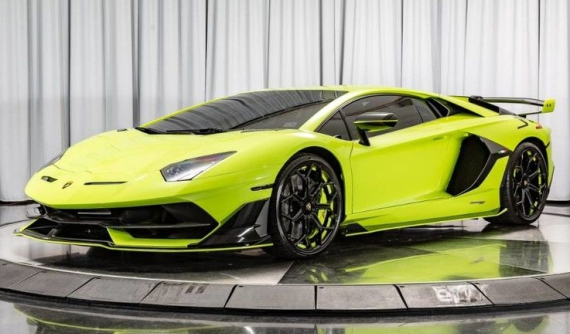 Cùng chào đón và gặp gỡ siêu xe Lamborghini Aventador SVJ cực hiếm với màu sơn như dạ quang