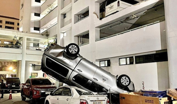 Đẩy Toyota Hilux từ tầng 3 của bãi đỗ xe xuống đất, tài xế Honda CR-V bỏ trốn khỏi hiện trường