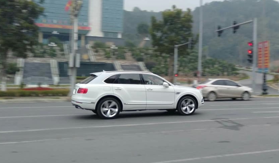 Xe nhà giàu Bentley Bentayga lăn bánh tại Lào Cai