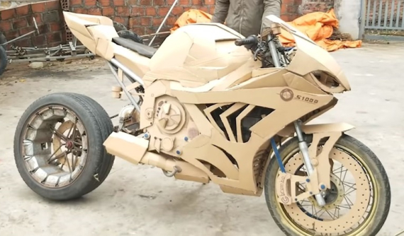 "Cá voi sát thủ" BMW S1000RR làm từ giấy bìa và Honda Wave 110 của Việt Nam được đưa lên báo Tây