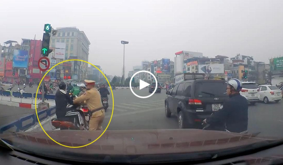Hà Nội: Video nam thanh niên "thông chốt" CSGT khiến nhiều người phải giật mình