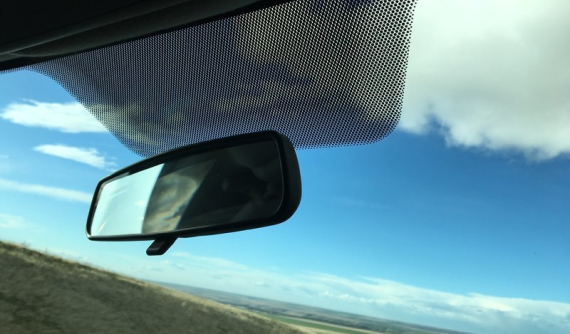 Đây là lý do vì sao trên kính lái của ô tô có những chấm nhỏ màu đen