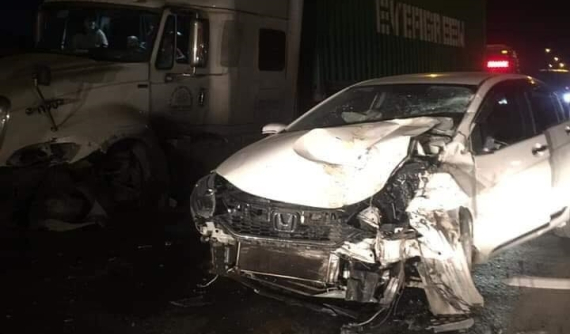 Hà Nội: Honda City do nữ lái lấn sang làn đường ngược chiều đối đầu với xe container