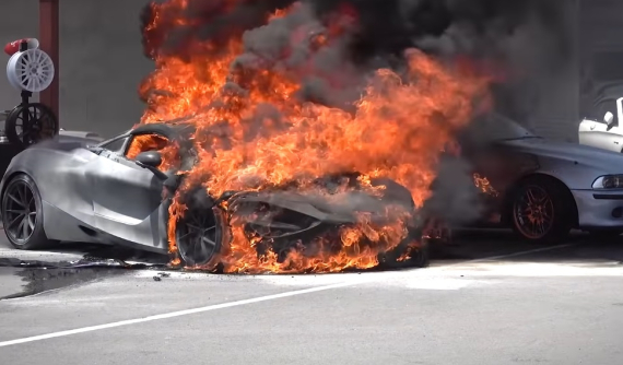 Video siêu xe McLaren 720S bị lửa thiêu rụi tại đường đua khiến không ít người xót thương