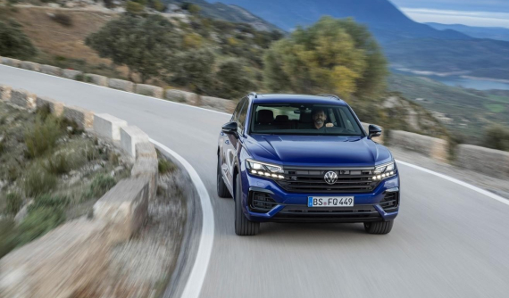 SUV cỡ trung Volkswagen Touareg R trình làng với sức mạnh vượt trội