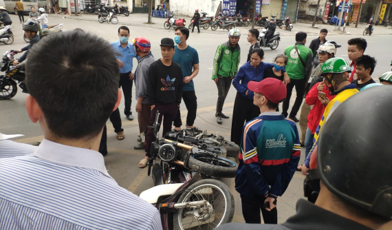 Hà Nội: Honda CB150R tông vào Honda Dream khiến 1 người bị thương nặng