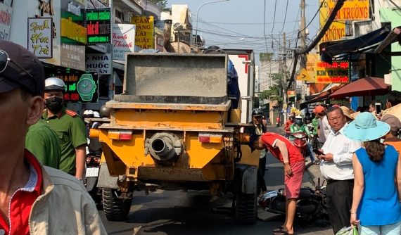 Tp. Hồ Chí Minh: Cố leo lên vỉa hè, nữ sinh lớp 8 đi xe ga ngã xuống đường, chết thảm