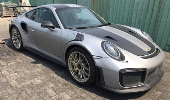 Cận cảnh siêu xe Porsche 911 GT2 RS mới về Việt Nam, đầy đủ đồ chơi, có tích hợp bình chữa cháy