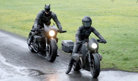 Batman "ngã sấp mặt" với siêu mô tô Bat-bike tại phim trường chuẩn bị cho bom tấn sắp tới