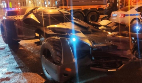 Không có biển số, xe Người Dơi Batmobile bị cảnh sát quấn lại và đưa về đồn