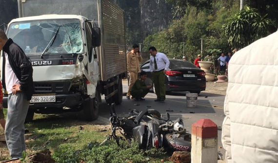 Hòa Bình: Xe côn tay Honda Winner 150 đối đầu ô tô tải, một người tử vong