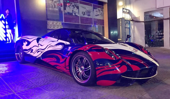 Cực phẩm Pagani Huayra của Minh "Nhựa" tái xuất lúc nửa đêm tại quán bar với diện mạo mới lạ