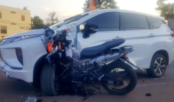 Đắk Nông: Xe Yamaha Exciter cắm chặt vào Mitsubishi Xpander sau tai nạn, một người nguy kịch