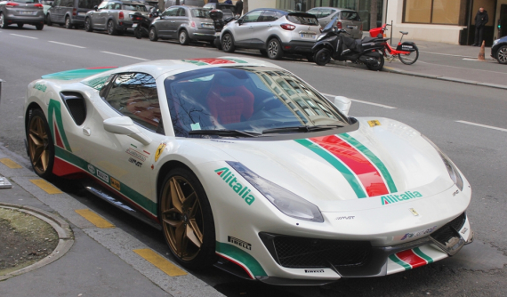 Ferrari 488 Pista Spider khác lạ trong bộ áo Alitalia gợi nhớ xe đua Lancia Stratos