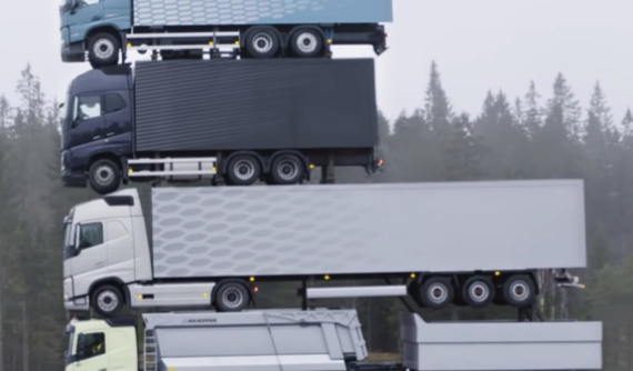 Volvo một lần nữa khiến người ta "cúi đầu khâm phục" với màn quảng cáo chồng "4 chiếc xe tải lên nhau"