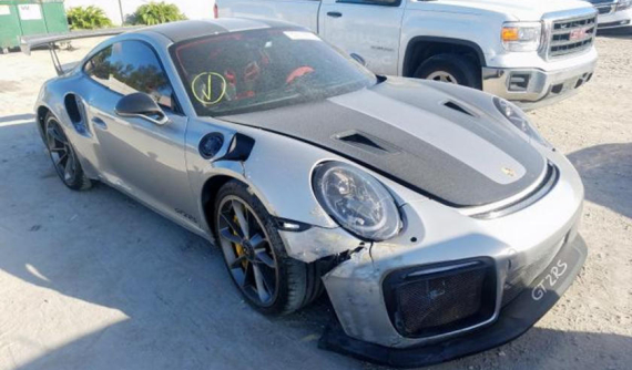 Hư hỏng thế này nhưng chiếc Porsche 911 GT2 RS 2018 vẫn được đấu giá hơn 3,7 tỷ đồng
