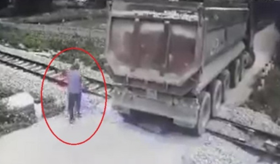 Video: Xe tải chết máy trên đường ray, suýt thì gây tai nạn thảm khốc tại Nghệ An