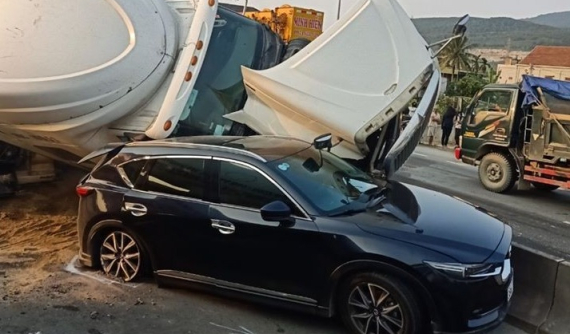 Hà Tĩnh: Xe container cày nát dải phân cách rồi "gác đầu" lên Mazda CX-5
