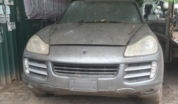 Hà Nội: Porsche Cayenne đỗ tại bãi xe vi phạm với ngoại thất đóng bụi dày đặc, hoá ra đã ở đây hơn 5 năm