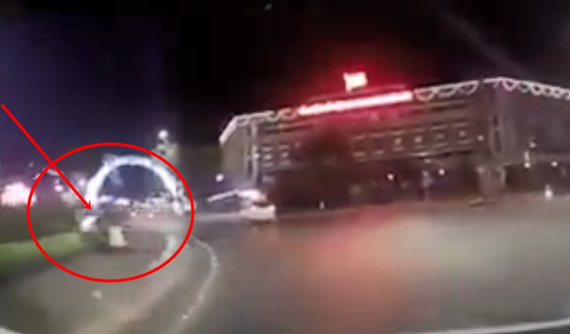 Video: Xe máy lao thẳng vào bùng binh tại Thái Nguyên, một người bị thương