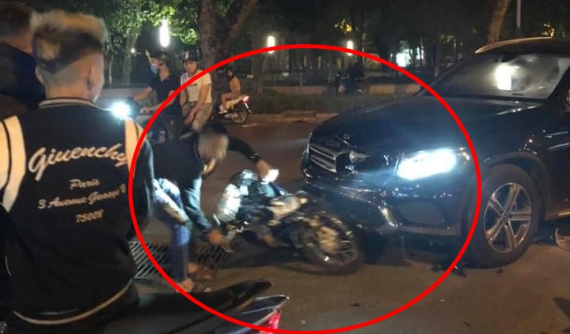 Hà Nội: 2 thanh niên trong đoàn đua tông xe máy vào Mercedes-Benz GLC rồi bỏ xe chạy thoát thân