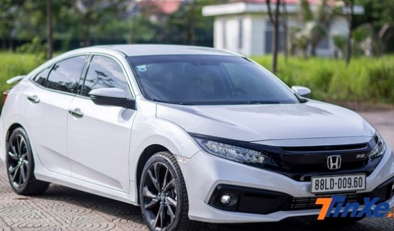 Honda Civic được giảm giá 120 triệu đồng, rẻ ngang xe cỡ B