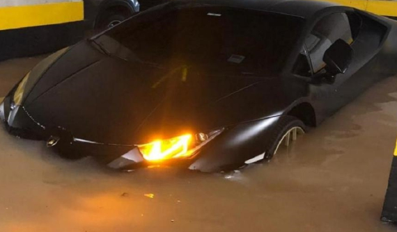 Đau lòng với cảnh siêu xe Lamborghini Huracan "chết đuối" trong hầm gửi xe ở Brasil