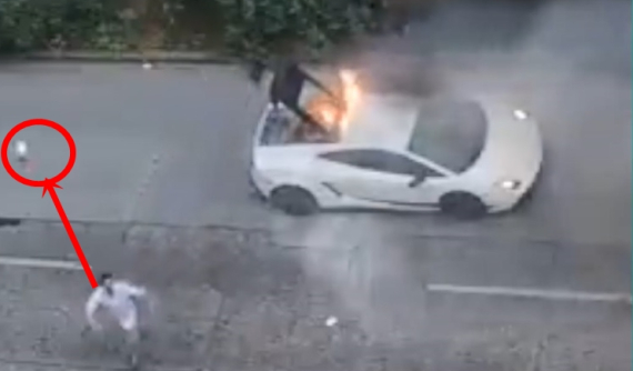 Bất lực vì không dập tắt ngọn lửa bao trùm siêu xe Lamborghini, đại gia ném bình cứu hoả lên không trung